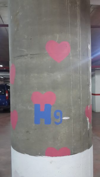 Mi a rózsaszín szívecskés emeleten, a H9-es oszlopnál parkoltunk
