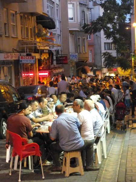 Ramadán 2016 - Egy egész utca változott át közösségi vacsorára