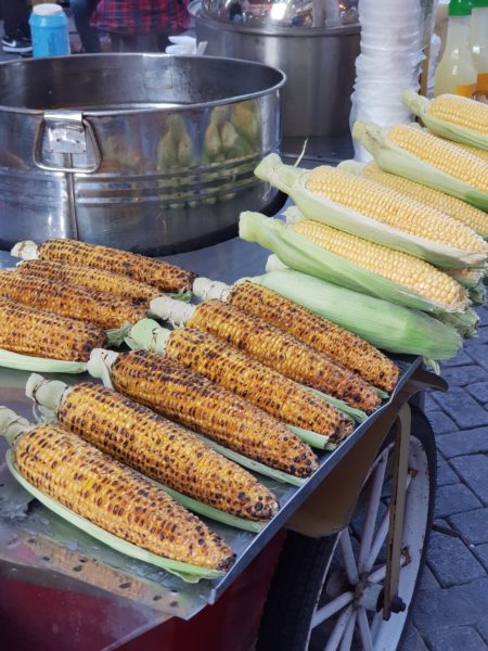 Főtt és grillen sütött kukoricák egy török utcai árusnál