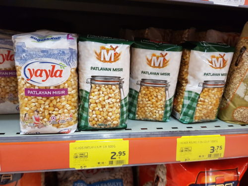 Pattogtatni való kukorica egy török boltban