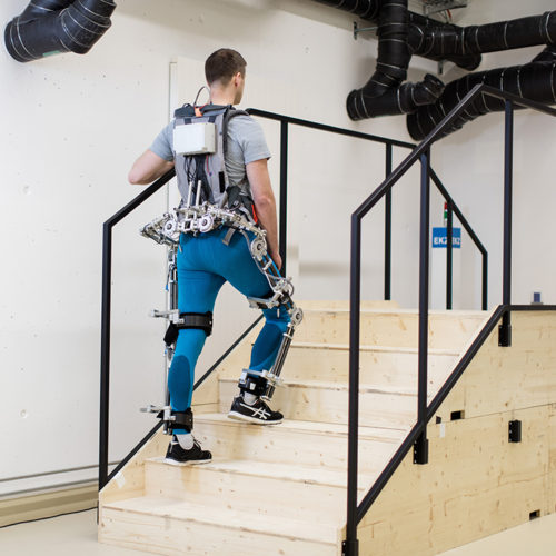 A jövő: Külső vázas robot segít a lépcsőn felmenni - Forrás: VLEXO