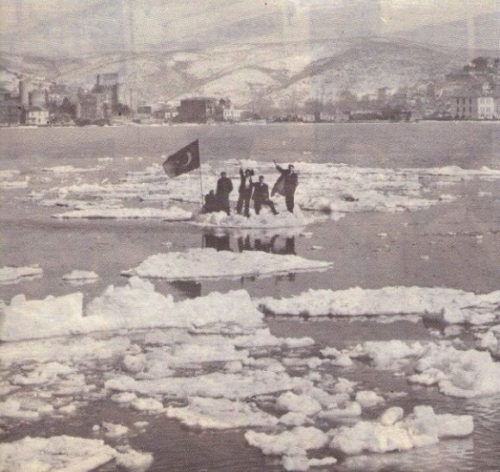 Ez viszont már 1954-ben volt, amikor szintén a Fekete-tengerből érkeztek jégtáblák. Bár ekkor nem ért a városfalakig.
Kép forrása: Sabah