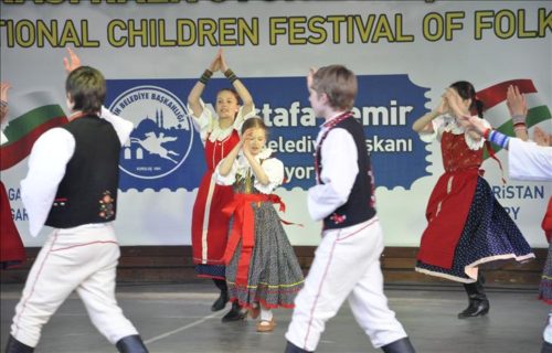 A magyar gyerekek a törökországi gyereknapon (2011) - Forrás: TRT