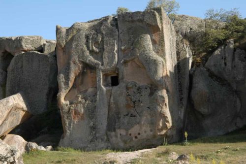 A phrügök egyik emléke az Afyonkarahisar-tól északra található Aslantaş, azaz Oroszlánszikla.
Forrás: Türkiye Kültür Portalı