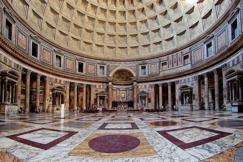 Róma, Pantheon. A padlót borító fehér márvány Afyonkarahisarból származó docimeaen.
Forrás: Wikipédia