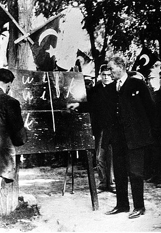 Atatürk tanítja az új abc-t.
1928. szeptember 20. Kayseri.
Forrás: Wikipédia