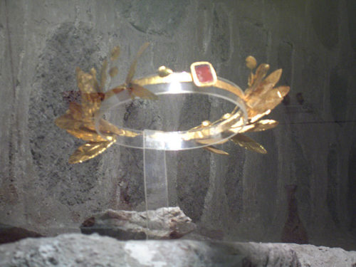 Aranyleveles korona a római időkből. 
Forrás: Anatóliai Civilizációk Múzeuma, Ankara
Wikipédia